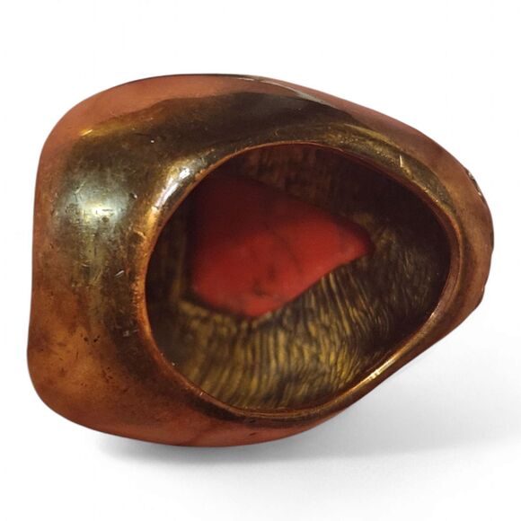 Vintage Red Howlite Statement Ring – US Size 8 – Brass Setting with Chain Detail - Picture 3 of 8